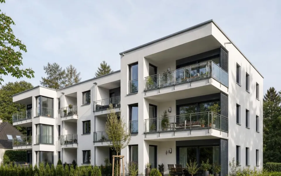 Dreigeschossiges Mehrfamilienhaus mit Glasbalkonen als Neubau – Wohneinheiten für Anleger 2026 Dreigeschossiges Mehrfamilienhaus mit Glasbalkonen als Neubau – Wohneinheiten für Anleger 2026